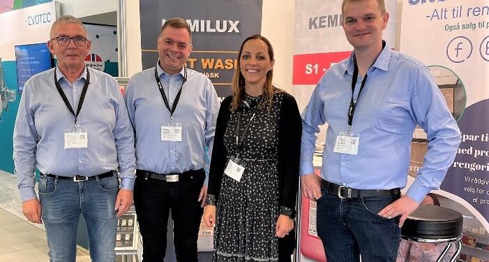 Annika fra Skovbo-Ren i Hjørring står sammen med Kemilux klar i Aalborg Kongres & Kultur Center. Privatfoto
