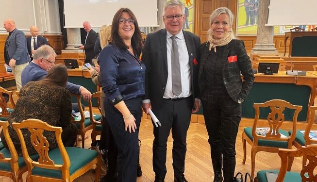 Mette Jensen (C), Søren Smalbro (V) og Laila Zielke (A) på Christiansborg. Privatfoto.