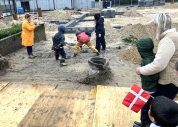 Elever og personale tog første spadestik ved Muldbjerg Undervisningssted.. Foto: Palle W. Nielsen