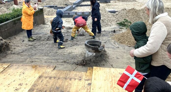 Elever og personale tog første spadestik ved Muldbjerg Undervisningssted.. Foto: Palle W. Nielsen