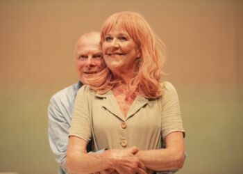 Lisbeth Gajhede ses her sammen med Jørgen Bing. Foto: Vendsyssel Teater.