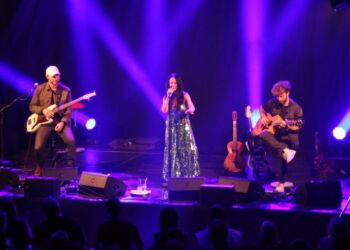 Aura Dione mellem bassisten Oliver McEwan til venstre og guitaristen Andreas Lund. Foto: Niels Skipper.