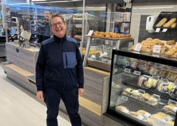 Uddeler Bente Meibom  hos Brugsen i Tornby. Foto: Niels Chr. Jakobsen.