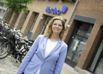 Filialdirektør Betina D. Jensen foran Nordea i Hjørring. Privatfoto