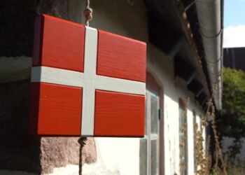 Forår og Dannebrog i Museumshaven ved Hirtshals Museum. Foto: Arkiv.