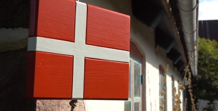 Forår og Dannebrog i Museumshaven ved Hirtshals Museum. Foto: Arkiv.