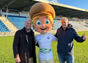 Lars Glinvad og Morten Simonsen sammen med mascotten hos Vendsyssel FF.