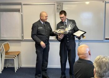 Stationsleder Allan Horne og jubilaren  Phillip Røjkjær Aaen. Foto: Privat.