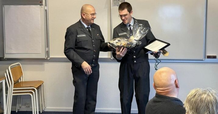 Stationsleder Allan Horne og jubilaren Phillip Røjkjær Aaen. Foto: Privat.