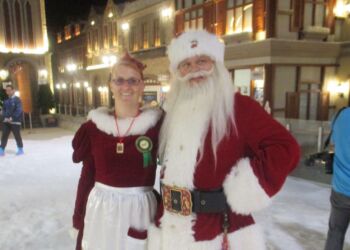 Her ses Anne og Jakob Gislund som hr. og fru Julemand. Foto: Privat.