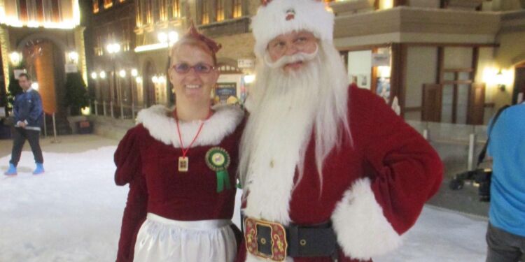 Her ses Anne og Jakob Gislund som hr. og fru Julemand. Foto: Privat.