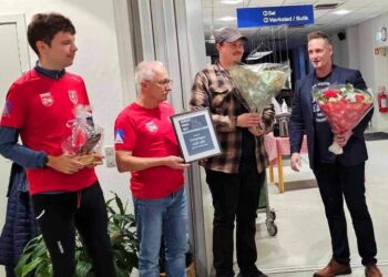 Claus Mørkbak Højrup (V) overrakte DH Hjørrings Handicappris 2023 til LIUF LØB. Foto: Privat.