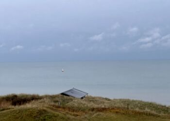 Foto: Niels Skipper. Havet blunder blågrønt ud for Fyrklit syd for Hirtshals.