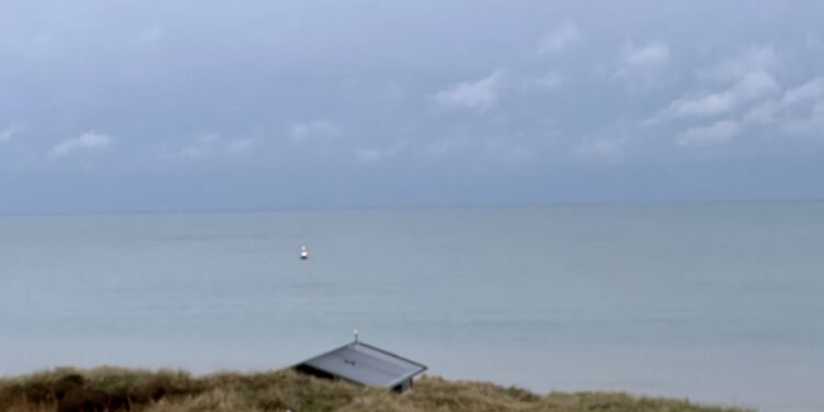 Foto: Niels Skipper. Havet blunder blågrønt ud for Fyrklit syd for Hirtshals.