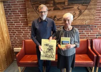 Jacob Madsen og Sigrid Nedergaard præsenterer årbogen og kalenderen for 2023.