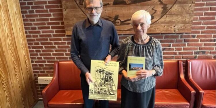 Jacob Madsen og Sigrid Nedergaard præsenterer årbogen og kalenderen for 2023.