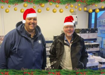 Købmand Kasper Knudsen fra REMA 1000 og Tommy Høj fra Høj Data. Foto (arkiv): HHE.