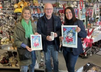 Her viser Inger Mortensen, Per Martensen og Henriette Münster de flotte plakater hos Bog & idé i Hirtshals.