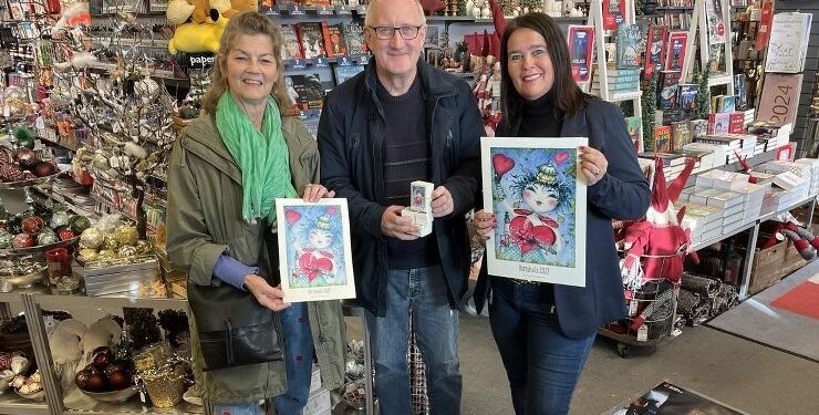 Her viser Inger Mortensen, Per Martensen og Henriette Münster de flotte plakater hos Bog & idé i Hirtshals.