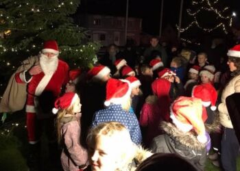 Julemanden tænder juletræet i Bjergby. Foto: Arkiv.