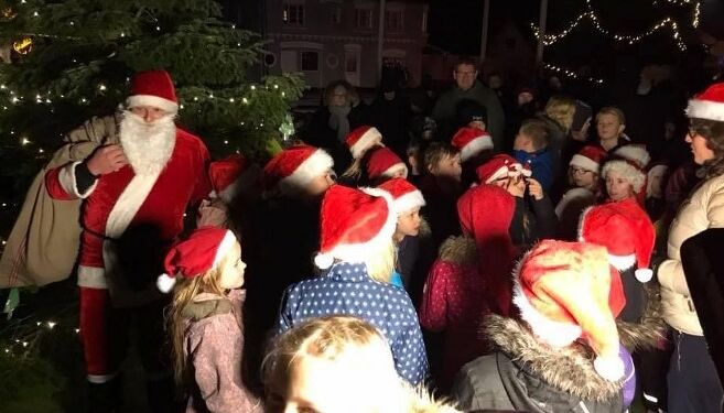 Julemanden tænder juletræet i Bjergby. Foto: Arkiv.