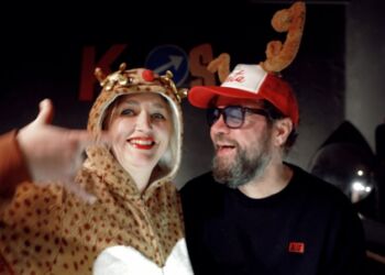 Ellen Raunsmed og Mikael K er trukket i juleklunset hos Kaosfabrikken i Løkken.