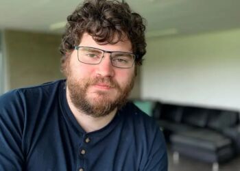 "Det er fedt at stå med en ansættelseskontrakt i hånden og et fast arbejde at stå op til hver dag" - Kettil Sørensen, udvikler hos DitFinanshus. Foto: Business Hjørring.