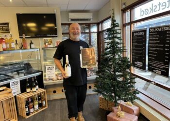 Jan Hansen er i hopla med nytårsmenuen fra Kødboxen. Foto: Niels Skipper.