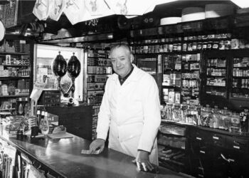 Købmand Poul Christensen i købmandsbutikken i 1960'erne. I folkemunde gik han under navnet ”Krymmel”, da han når folk købte bageartikler, spurgte om de skulle have
krymmel med. Foto: Tornby-Vidstrup Arkiv.