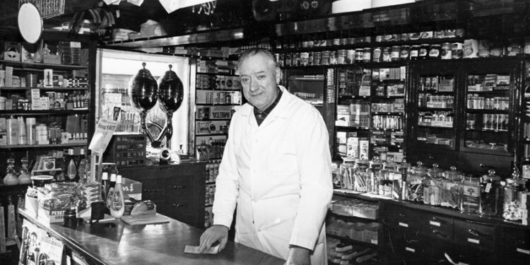 Købmand Poul Christensen i købmandsbutikken i 1960'erne. I folkemunde gik han under navnet ”Krymmel”, da han når folk købte bageartikler, spurgte om de skulle have
krymmel med. Foto: Tornby-Vidstrup Arkiv.