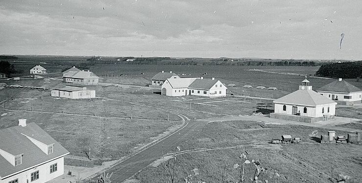 Den falske landsby bestod af omkring 40 bygninger, der blandt andet lignede et mejeri og en kirke. Vinduer, døre, bindingsværk og sågar stokroser var påmalet træbarakkerne.
Foto: Nordjyske Museer.
