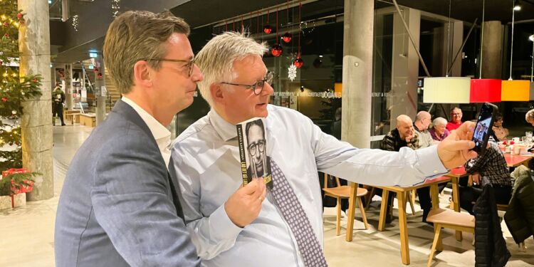 Karsten Lauritzen og borgmester Søren Smalbro i færd med at tage en selfie under debatmødet på Vendsyssel Teater.