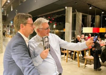 Karsten Lauritzen og borgmester Søren Smalbro i færd med at tage en selfie under et tidliger debatmøde på Vendsyssel Teater. Foto: Privat.