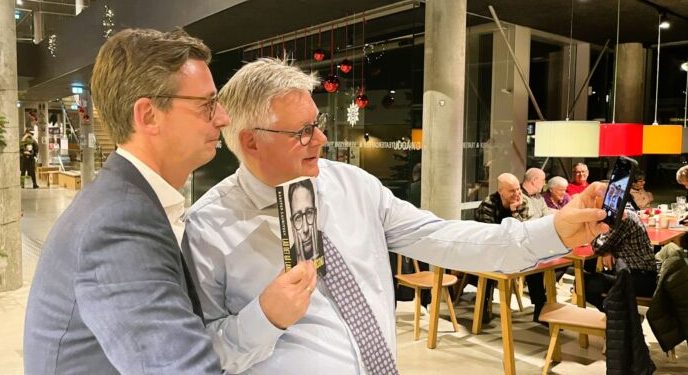 Karsten Lauritzen og borgmester Søren Smalbro i færd med at tage en selfie under et tidliger debatmøde på Vendsyssel Teater. Foto: Privat.
