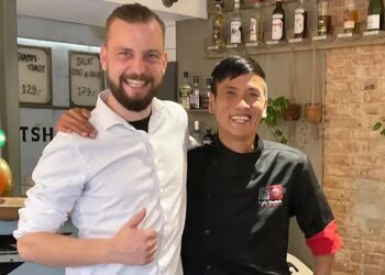”Christoffer har virkelig en evne til at se mig, som jeg er. Jeg vil til hver en tid anbefale ham som arbejdsgiver”, siger Tu Cong Tran, der er i fleksjob hos Lilleheden Café og Restaurant. Foto: Business Hjørring.