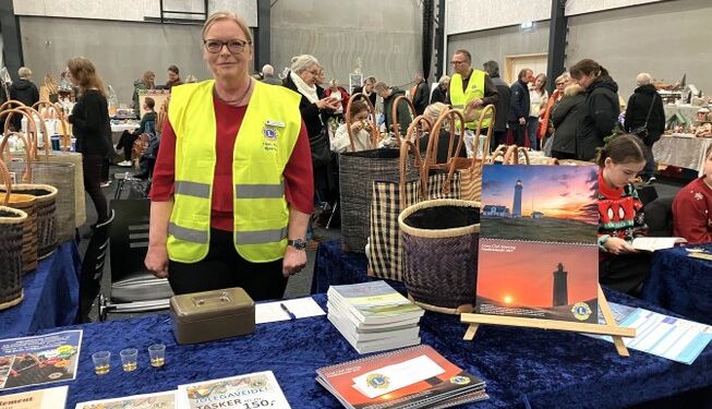 Lions sælger også årskalendere med lokale motiver, bjesk og meget, meget mere. Foto: Palle W. Nielsen