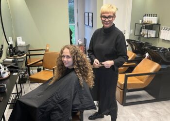 Louise med kunde. Foto (arkiv): Niels Chr. Jakobsen.