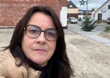 Mette Jensen på hjørnet af Hjørringgade og Skippergade, hvor det planlagte højhus skulle have været bygget i Hirtshals. Foto: Privat.