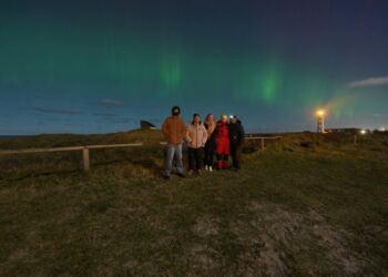 Nordlyset set fra Fyrklit. I baggrunden Hirtshals Fyr. Foto: Arturs Pirazkov.
