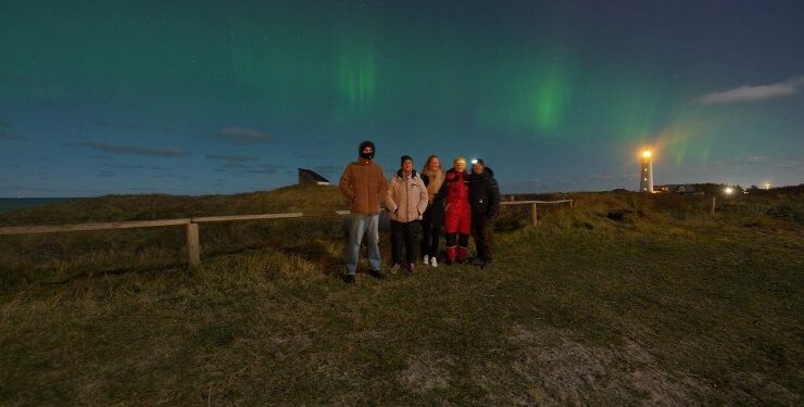 Nordlyset set fra Fyrklit. I baggrunden Hirtshals Fyr. Foto: Arturs Pirazkov.