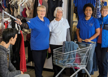 Lederen af Blå Kors Genbrug i Bindslev,  Musse Kristiansen, glæder sig sammen med Lillian, Maria og Eden til den store "Blå Uge", hvor der kan gøres et godt køb.