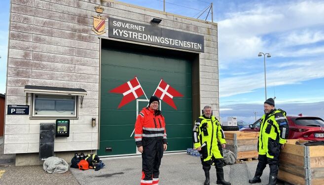 Lokale Rasmus Jespersen, Claus Neve Olsen og Jesper Nielsen ved Hirtshals Redningsstation. Foto (arkiv): Niels Skipper.
