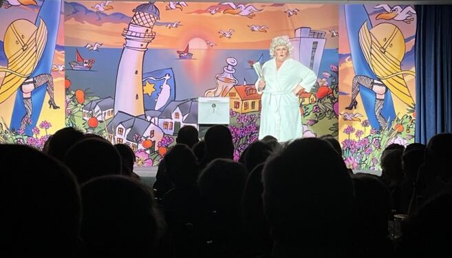 Yvonne Hansen i hopla ved premieren på Hirtshals Revyen. Foto: Niels Skipper.