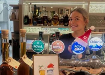 Julestemning og smilende betjening på Café Slugten i Lønstrup.