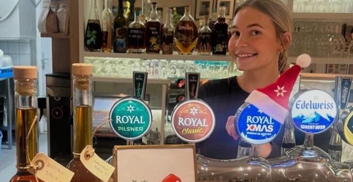 Julestemning og smilende betjening på Café Slugten i Lønstrup.
