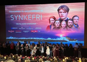 Hele filmholdet foran den store skærm efter gallapremieren på Synkefri. Foto: Niels Skipper.