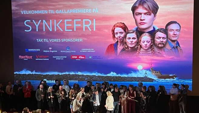 Hele filmholdet foran den store skærm efter gallapremieren på Synkefri. Foto: Niels Skipper.