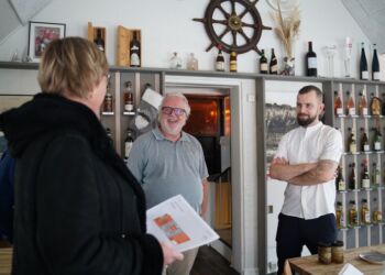 Dorte Vad fra Tenax Sild A/S på besøg hos Restaurant Lilleheden A/S. Foto: Hirtshals Fiskefestival.