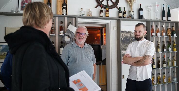 Dorte Vad fra Tenax Sild A/S på besøg hos Restaurant Lilleheden A/S. Foto: Hirtshals Fiskefestival.