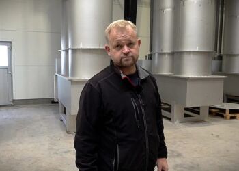 Thomas Risager Kjær foran dele af det nye anlæg
Foto: Robert Bedsted / TV2 Nord.